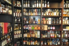 Unsere Whiskyabteilung im Laden mit ca. 500-600 Whiskys